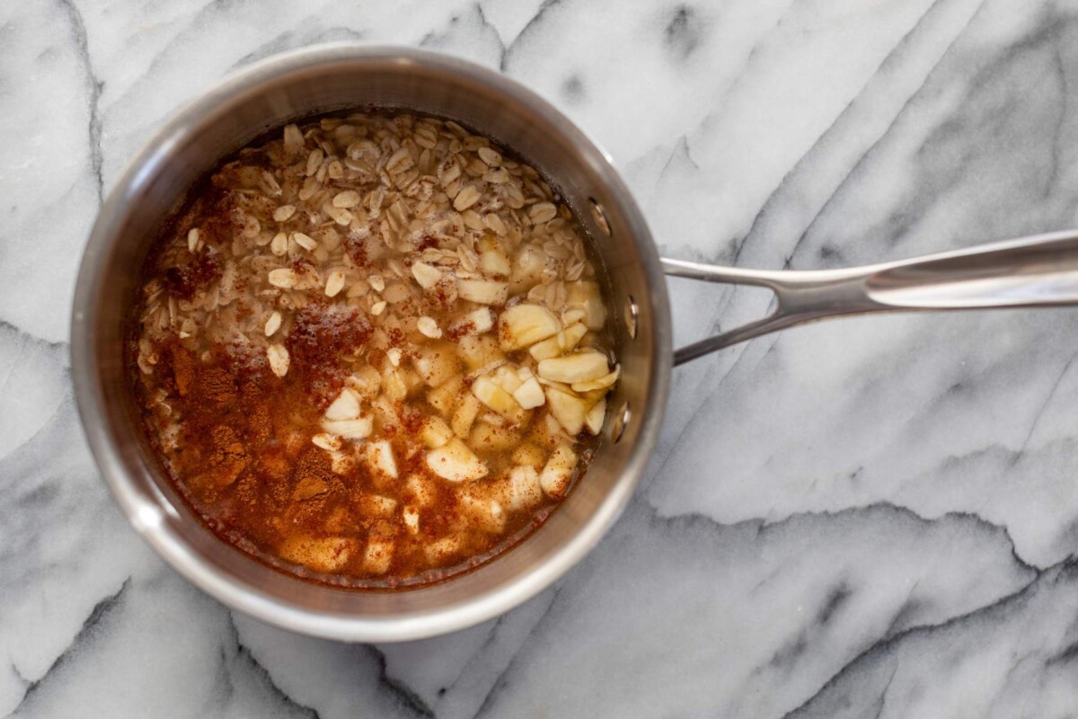 Oats, water, banana and cinnamon in a pot.