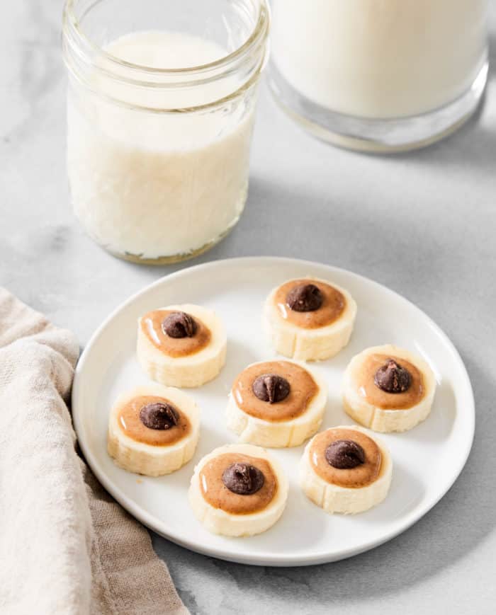 banana slices with nut butter and chocolate chip
